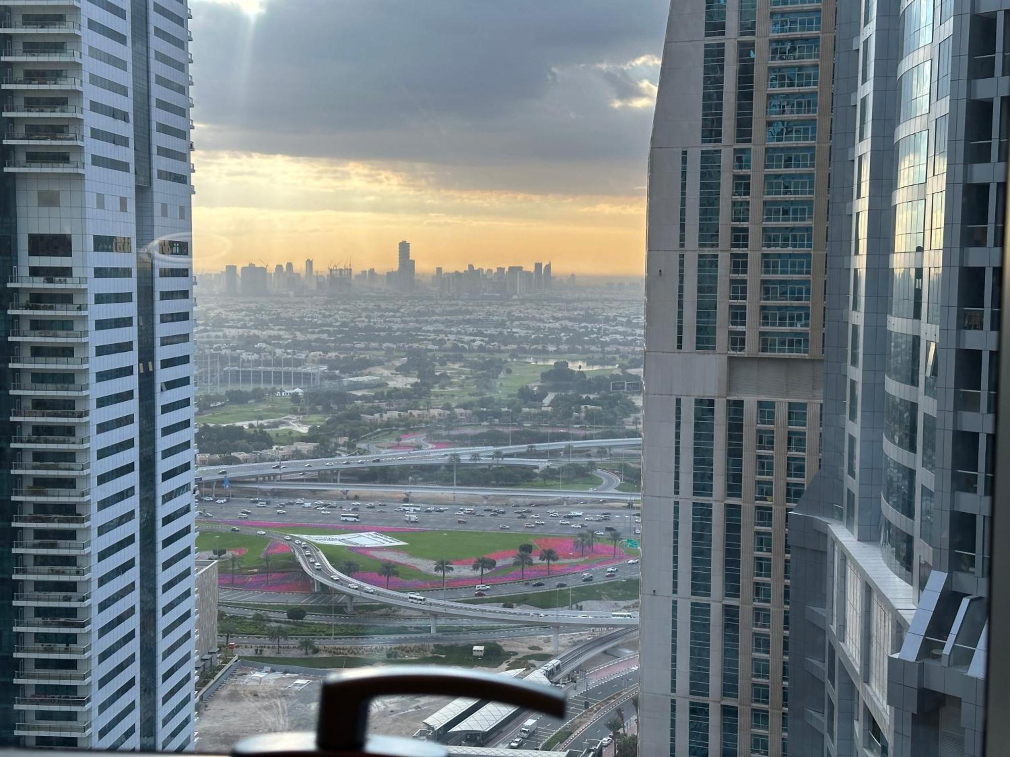 Super Host At Highest Residential Tower In The World, Private Rooms In A Shared Apartment Dubai Bagian luar foto